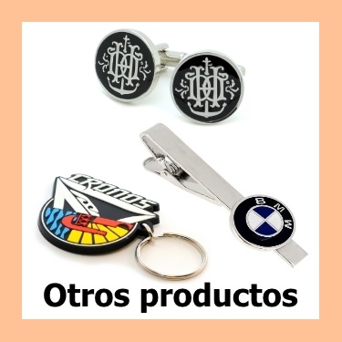 Otros productos personalizados como llaveros, medallas y mancuernillas.